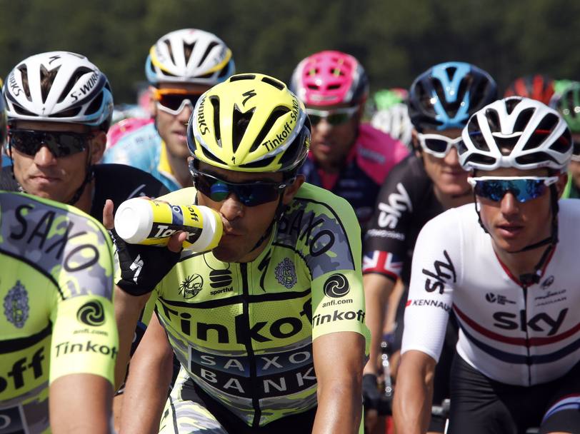 Alberto Contador nella pancia del gruppo. Action Images